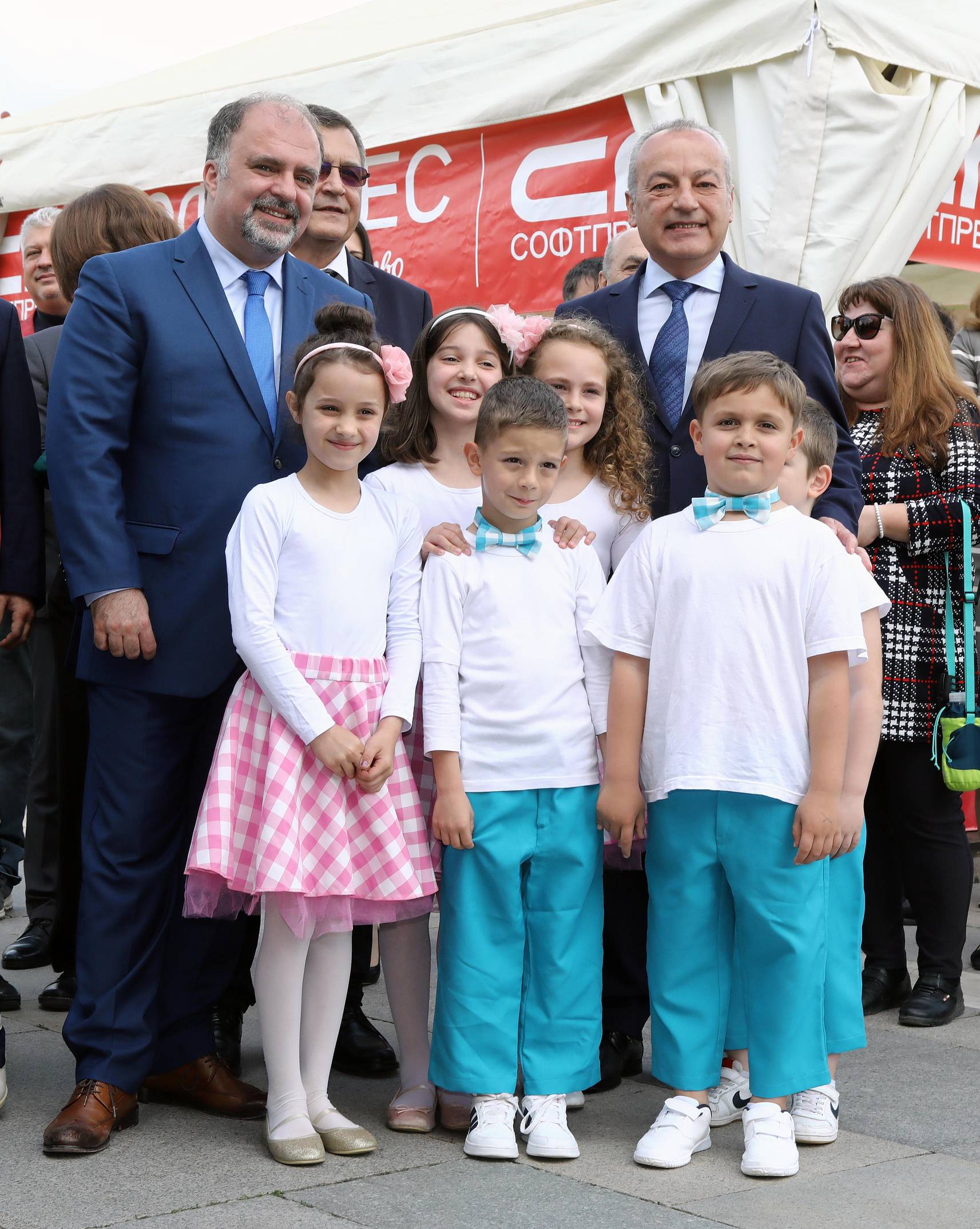  Гълъб Донев и вокална група 